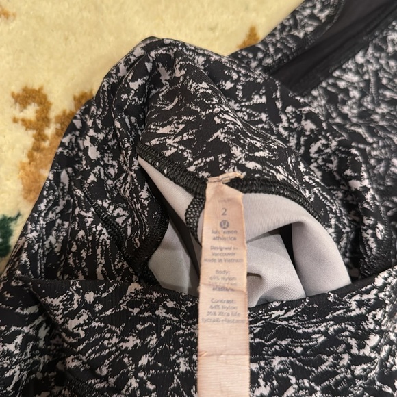 SIZE 2 Lululemon printed leggings, I’m not sure what style they are - Picture 4 of 4
